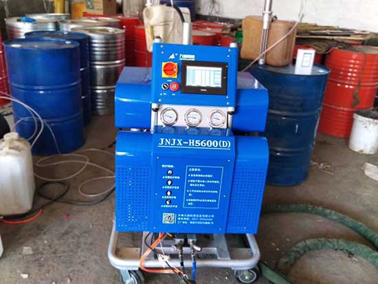 在制鞋、制革業中聚氨酯噴涂機的應用(圖1) 聚氨酯瓦殼噴涂機